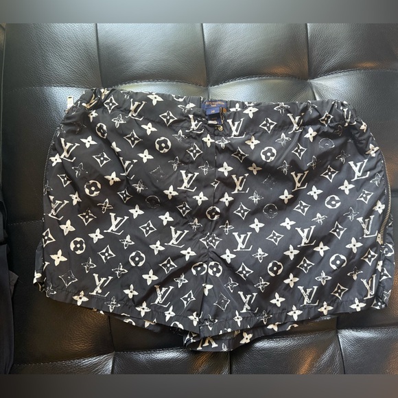 Louis Vuitton Pants - Louis Vuitton stencils-effect monogram shorts